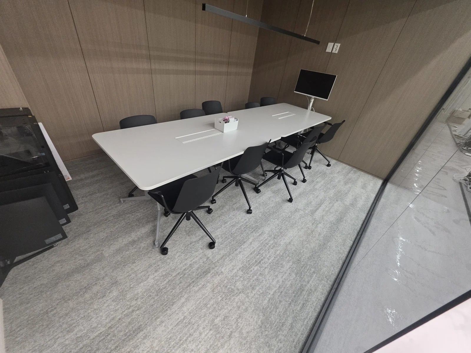 역삼동 대형 회의실 청소 후 긴 테이블과 카펫